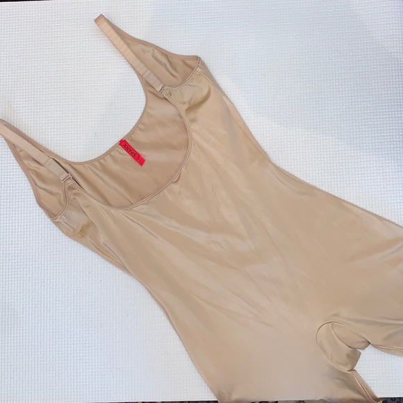 M Spanx Slimplicity Open-Bust Mid-Thigh Bodysuit - Picture 2 of 16